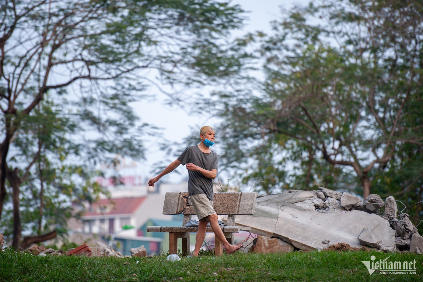 Ông Chiều (phường Quan Hoa) chia sẻ, công viên đang trong quá trình thi công, rất bừa bộn và nguy hiểm nhưng ông cũng chẳng còn chỗ nào tập luyện mỗi ngày. "Không gian ngổn ngang, không khí ô nhiễm, hôi thối. Tôi nghĩ cần rào chắn lại những khu vực đang thi công một cách cẩn thận hơn", ông nói. Ông Chiều (phường Quan Hoa) chia sẻ, công viên đang trong quá trình thi công, rất bừa bộn và nguy hiểm nhưng ông cũng chẳng còn chỗ nào tập luyện mỗi ngày. "Không gian ngổn ngang, không khí ô nhiễm, hôi thối. Tôi nghĩ cần rào chắn lại những khu vực đang thi công một cách cẩn thận hơn", ông nói.