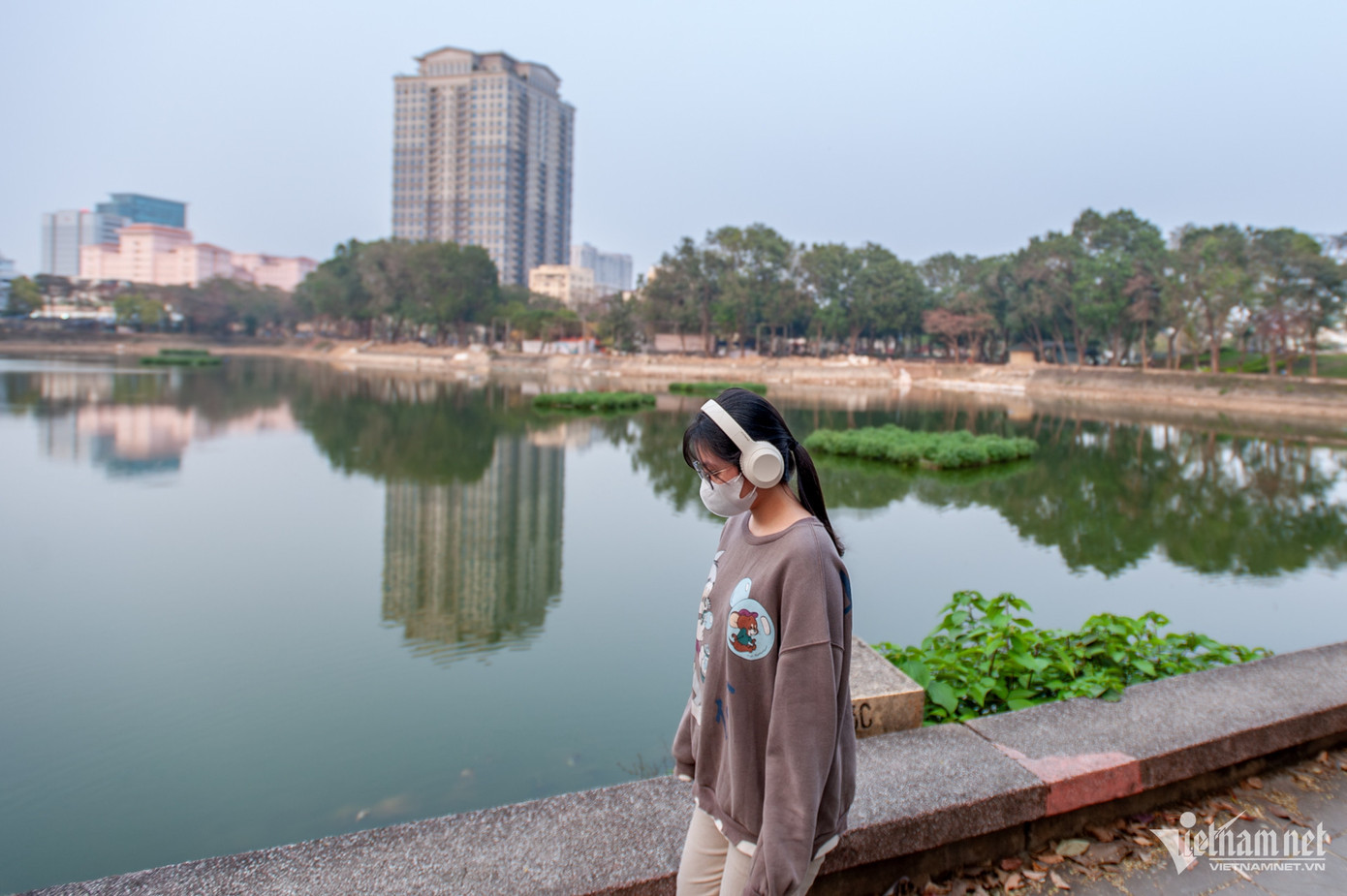 "Nồng nặc mùi hôi, ngay cả từ trước lúc cải tạo cũng vậy, cá chết nổi khắp hồ. Gần đây, tôi không thấy có người dọn dẹp nên phải đeo khẩu trang để đi bộ và tập thể dục. Công viên khác ở gần đây cũng đang được cải tạo nên tôi chẳng có chỗ nào khác, thôi đành", chị Mai Phương (phường Dịch Vọng Hậu) phàn nàn. "Nồng nặc mùi hôi, ngay cả từ trước lúc cải tạo cũng vậy, cá chết nổi khắp hồ. Gần đây, tôi không thấy có người dọn dẹp nên phải đeo khẩu trang để đi bộ và tập thể dục. Công viên khác ở gần đây cũng đang được cải tạo nên tôi chẳng có chỗ nào khác, thôi đành", chị Mai Phương (phường Dịch Vọng Hậu) phàn nàn.