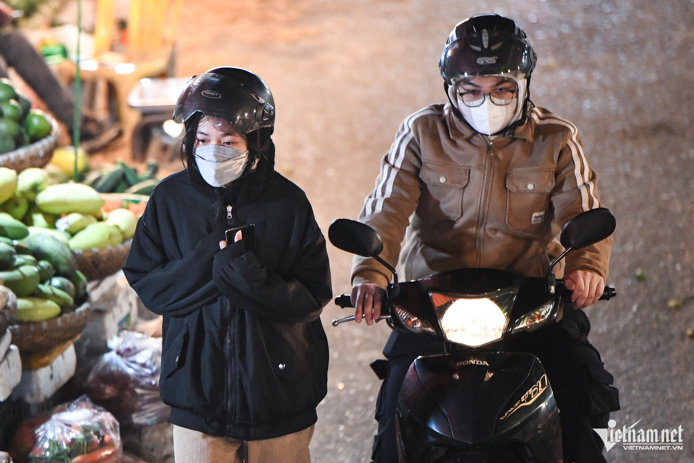 2h đêm, nhiệt độ Hà Nội hạ thấp còn 12 độ C, trời rét buốt, các tiểu thương khách hàng cố gắng giao dịch nhanh nhất có thể rồi lại chui vào chỗ ấm áp. Một số người mặc thêm áo mưa tránh gió lạnh. 2h đêm, nhiệt độ Hà Nội hạ thấp còn 12 độ C, trời rét buốt, các tiểu thương khách hàng cố gắng giao dịch nhanh nhất có thể rồi lại chui vào chỗ ấm áp. Một số người mặc thêm áo mưa tránh gió lạnh.
