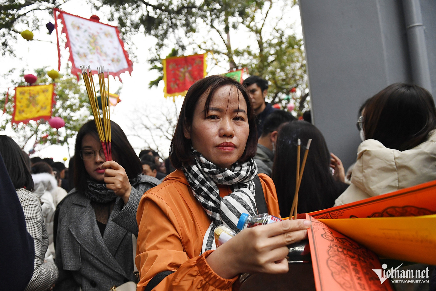 Sau một hồi chật vật chen chân ở sân phủ, chị Nguyễn Phương mới có thể mang tiền vàng, hương, sớ đi hóa. "Tôi làm việc tại bệnh viện nên thời gian không có nhiều, chỉ có thể tranh thủ giờ nghỉ trưa để đến đây cầu may mắn và sức khỏe trong năm mới. Ngoài việc xin cho gia đình, tôi còn cầu cho các đồng nghiệp, y bác sĩ trong cơ quan dồi dào sức khỏe để có thể hết lòng tận tâm với công việc", chị Phương tâm sự.