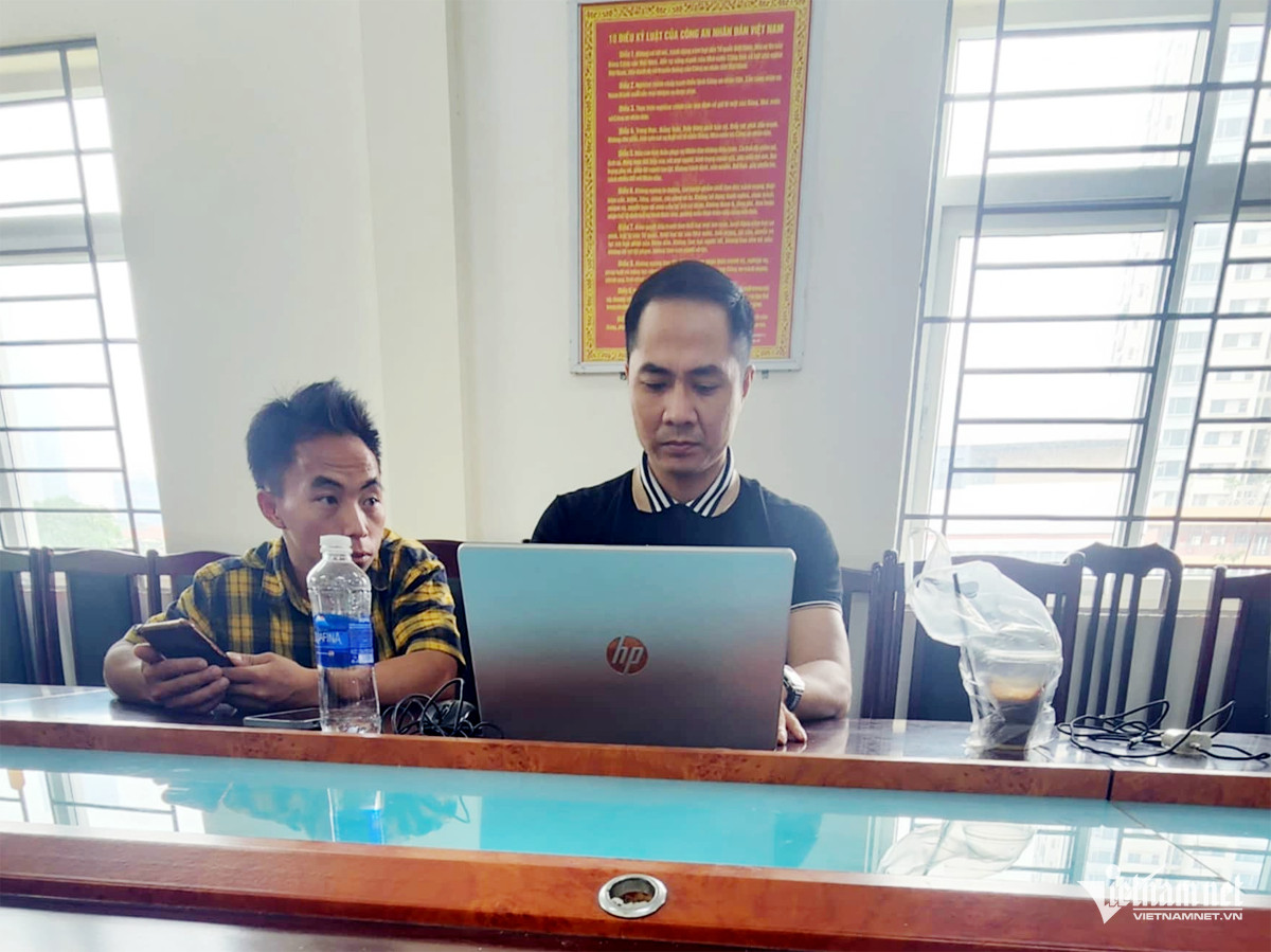 Cán bộ công an đang ghi lời khai của nạn nhân.