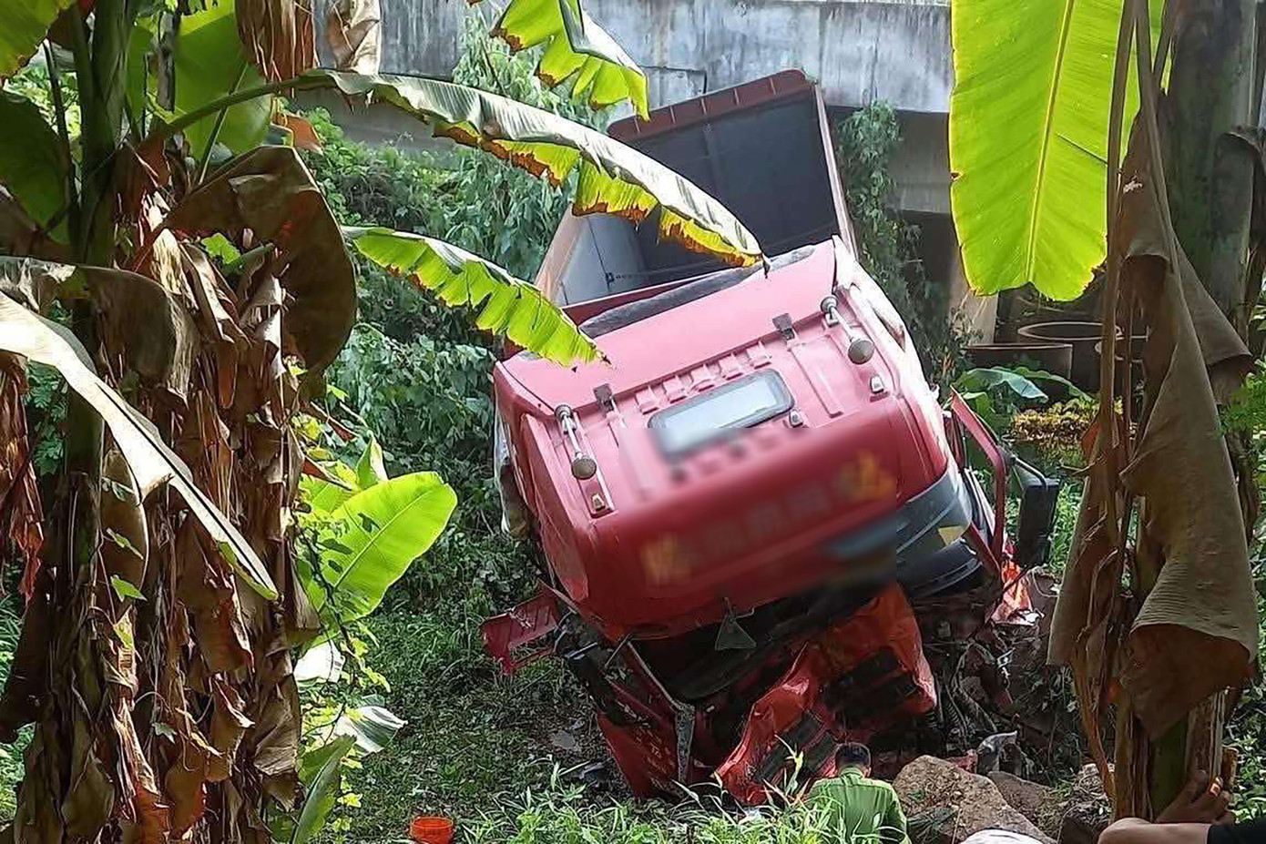 3 người trên ô tô bị thương được đưa đi cấp cứu. Ảnh: CACC