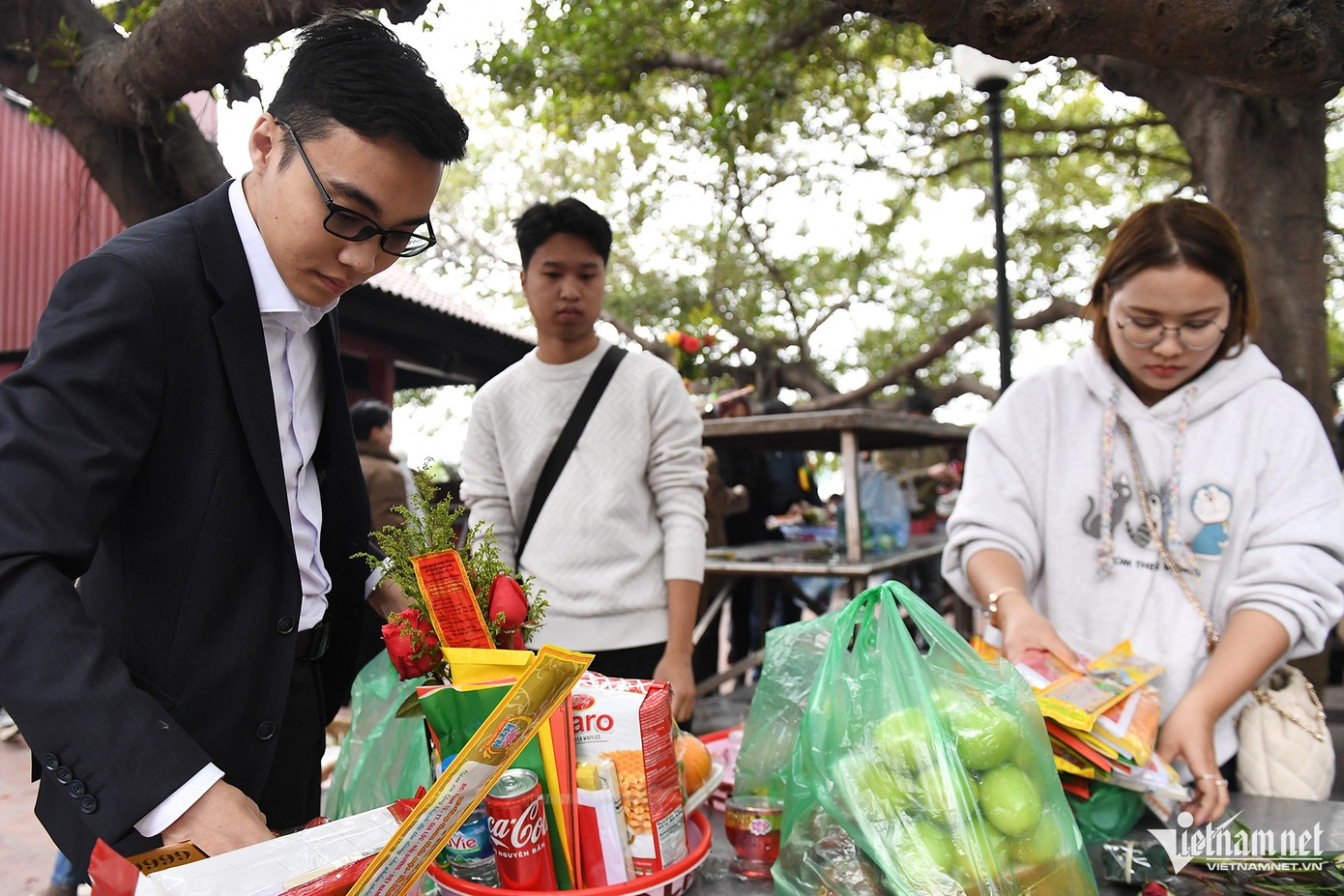 Anh Tuấn Hải (áo vest đen) quan niệm "đi chùa cầu an, đi phủ cầu tài lộc". Do đó, trong ngày đầu quay trở lại làm việc sau nghỉ Tết, anh đến phủ Tây Hồ để cúng lễ. "Sáng nay cơ quan tôi khai xuân, chiều mới làm việc nên tôi tranh thủ tới đây dâng hương. Có lẽ dân văn phòng ai cũng như vậy hay sao mà hôm nay phủ đông quá", anh cảm thán.