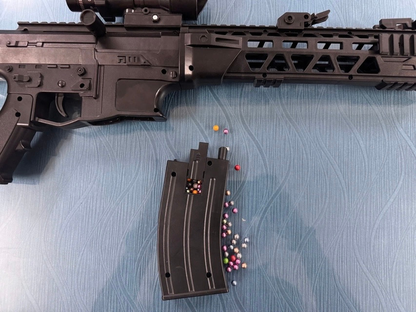 Nhóm thanh niên và khẩu súng đạn nhựa