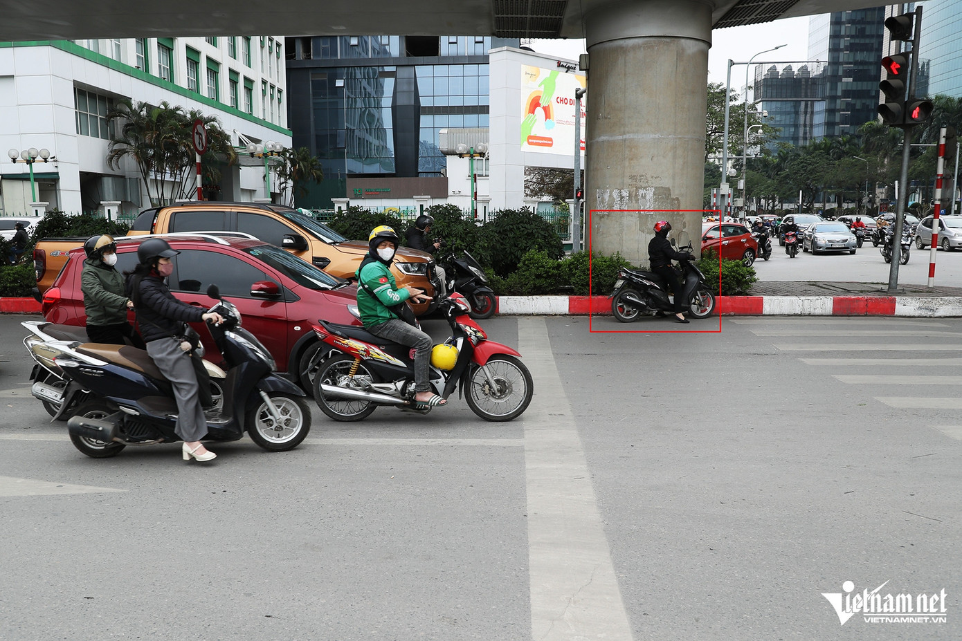 Việc dừng lộn xộn trước vạch dừng sẽ gây cản trở giao thông, đồng thời, tạo điều kiện để các tài xế vượt đèn đỏ ở những giây cuối của đèn tín hiệu.