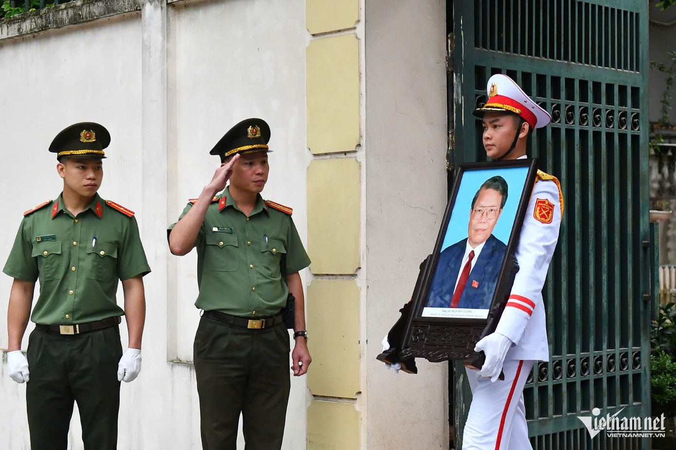 Tại đây đoàn xe dừng lại 5 phút đưa di ảnh của nguyên Chủ tịch nước Trần Đức Lương vào nhà rồi quay trở ra. Sau khoảng 5 phút đoàn xe tiếp tục di chuyển hướng ra sân bay Nội Bài. Ảnh: VietNamNet