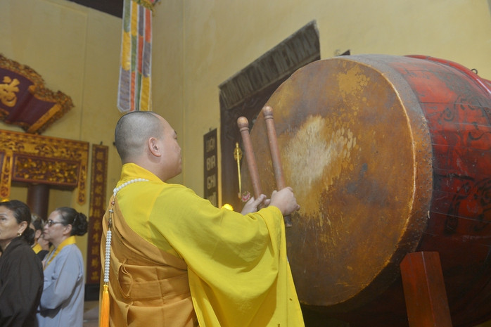 Chư tăng cử 3 hồi chuông, trống bát nhã Chư tăng cử 3 hồi chuông, trống bát nhã