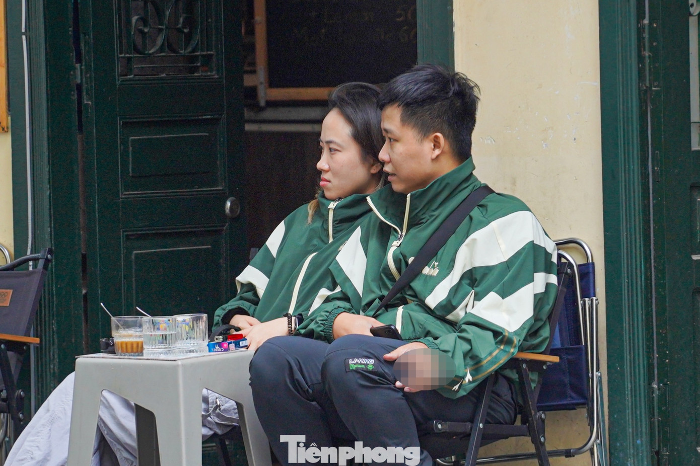 Một số bạn trẻ tỏ ra thích thú khi đón gió lạnh giữa mùa hè, mặc áo ấm và tận hưởng ly cà phê trong tiết trời se lạnh cuối tuần.