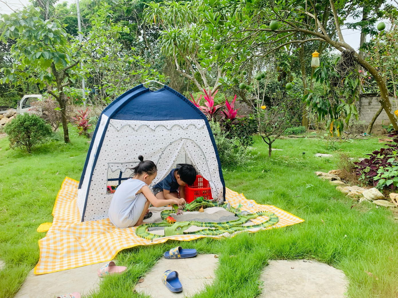 Các con của chị Mai, anh Sơn thích thú cắm trại giữa khu vườn xanh mát của gia đình