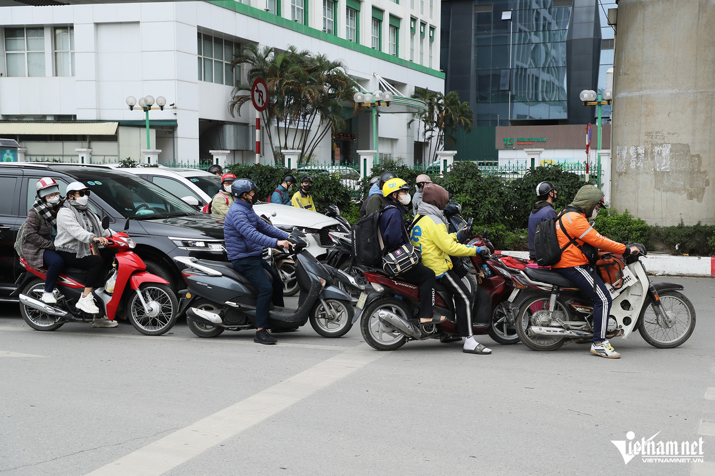 Vào giờ cao điểm tại nút giao này, xuất hiện nhiều người điều khiển xe máy kiểu "khôn lỏi", cố tình đứng trên vạch dừng để mong đi trước người khác.
