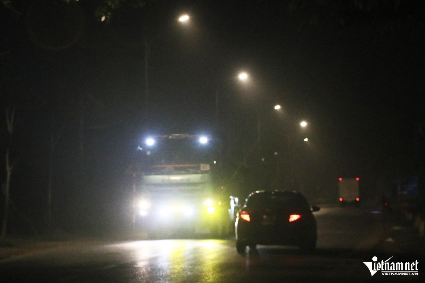 Anh Nguyễn Đại Lượng (trú tại Thanh Oai, Hà Nội) cho biết, anh điều khiển ô tô con, gầm thấp nên khi gặp xe tải dùng đèn siêu sáng đi ngược chiều thì bị rọi thẳng vào mắt. "Lúc những xe đó đi qua, tôi không quan sát được gì, chỉ biết giảm ga để đảm bảo an toàn", anh Lượng chia sẻ. Anh Nguyễn Đại Lượng (trú tại Thanh Oai, Hà Nội) cho biết, anh điều khiển ô tô con, gầm thấp nên khi gặp xe tải dùng đèn siêu sáng đi ngược chiều thì bị rọi thẳng vào mắt. "Lúc những xe đó đi qua, tôi không quan sát được gì, chỉ biết giảm ga để đảm bảo an toàn", anh Lượng chia sẻ.