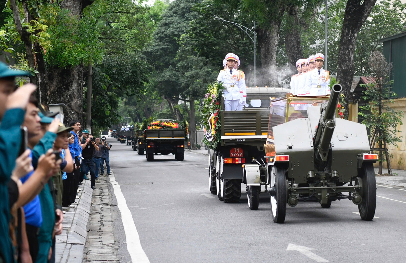 Đưa linh cữu nguyên Chủ tịch nước Trần Đức Lương rời Hà Nội về Quảng Ngãi ảnh 42