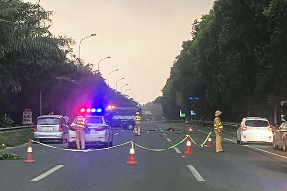 Hiện trường vụ tai nạn giao thông trên Đại lộ Thăng Long. Ảnh: CACC Hiện trường vụ tai nạn giao thông trên Đại lộ Thăng Long. Ảnh: CACC