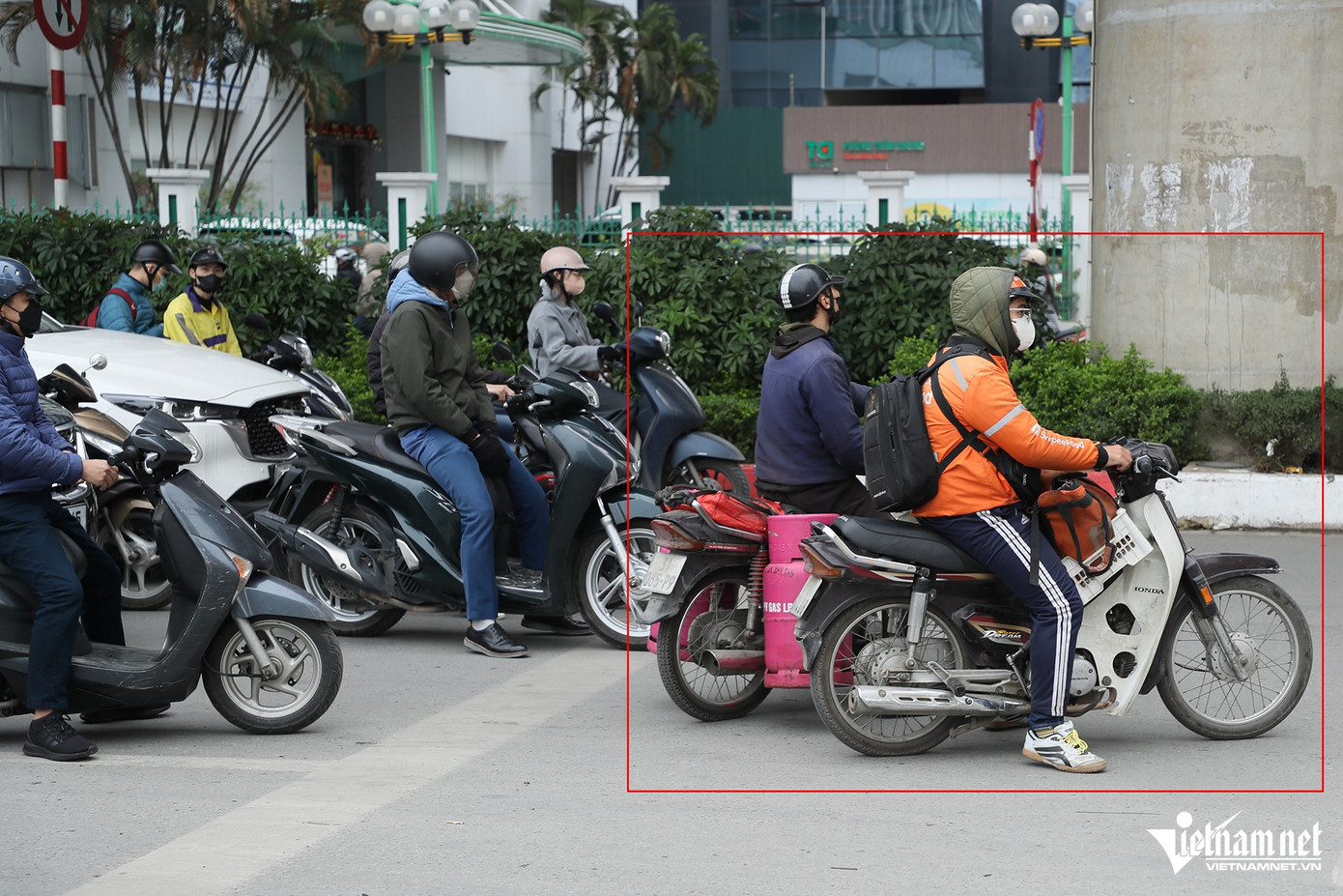 Việc dừng lộn xộn trước vạch dừng sẽ gây cản trở giao thông, đồng thời, tạo điều kiện để các tài xế vượt đèn đỏ ở những giây cuối của đèn tín hiệu.