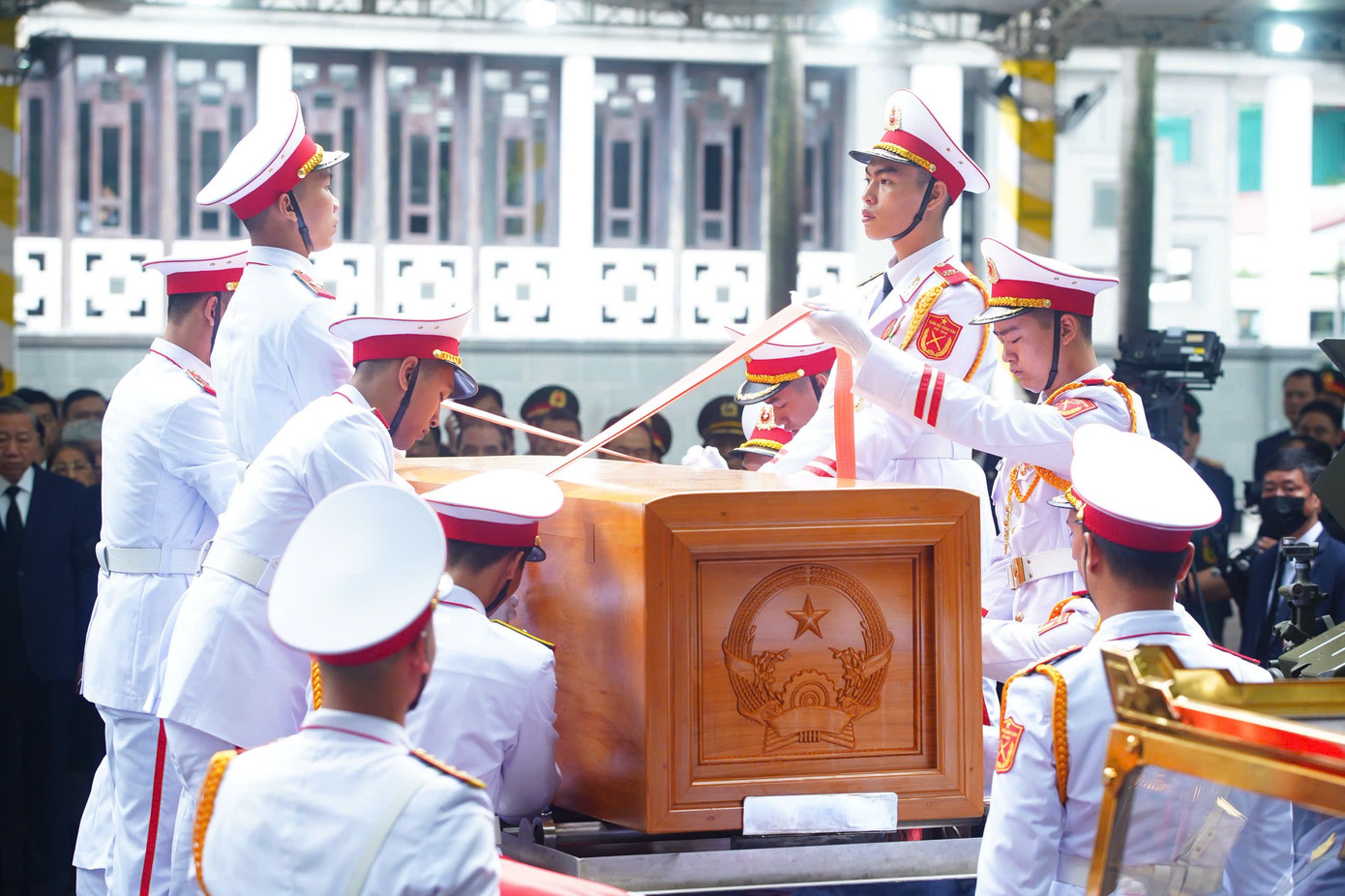 Đưa linh cữu nguyên Chủ tịch nước Trần Đức Lương rời Hà Nội về Quảng Ngãi ảnh 31
