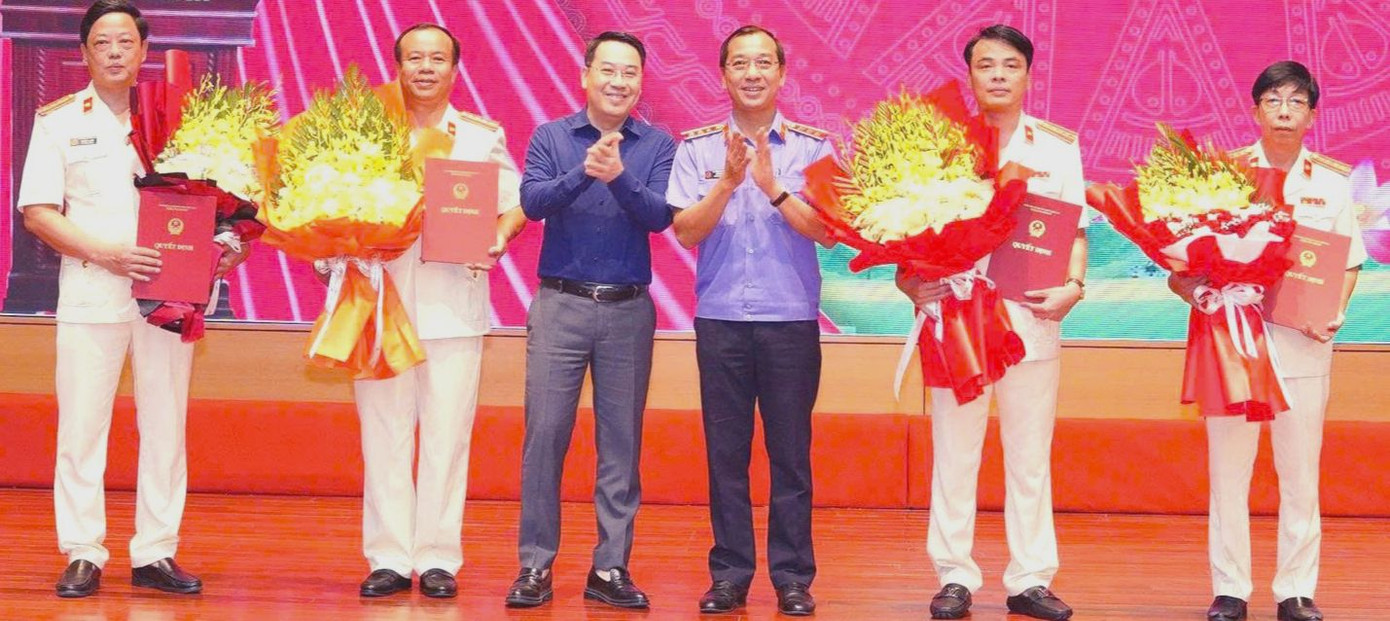 Viện trưởng Viện KSND Tối cao bổ nhiệm 4 Phó Viện trưởng VKSND tỉnh Lào Cai sau hợp nhất gồm các ông Lê Xuân Hùng, Trần Minh Tuấn, Lưu Tuấn Cường và Trần Quốc Tiến. Ảnh N. H Viện trưởng Viện KSND Tối cao bổ nhiệm 4 Phó Viện trưởng VKSND tỉnh Lào Cai sau hợp nhất gồm các ông Lê Xuân Hùng, Trần Minh Tuấn, Lưu Tuấn Cường và Trần Quốc Tiến. Ảnh N. H