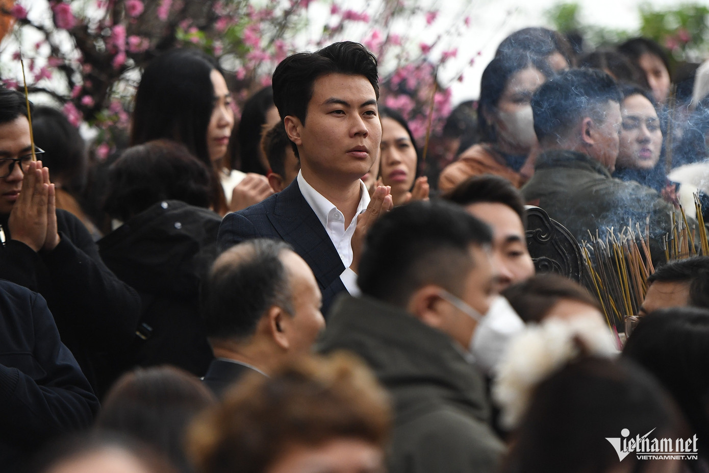 Trong số này, rất nhiều dân văn phòng, công sở tranh thủ giờ nghỉ trưa, còn giới kinh doanh tranh thủ trước khi mở hàng, đến phủ cầu lộc, may mắn.