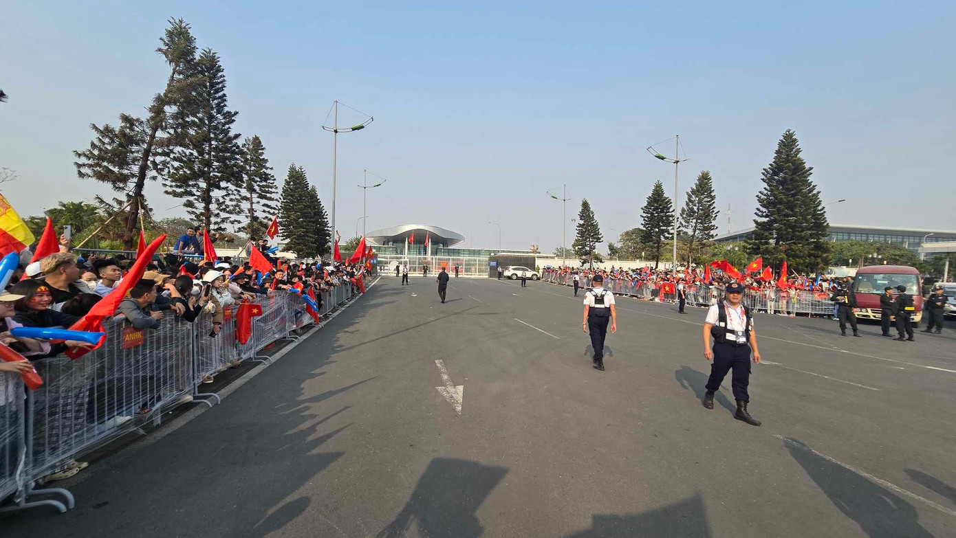 Tuyển Việt Nam ca khúc khải hoàn, người hâm mộ hân hoan chào đón ảnh 5