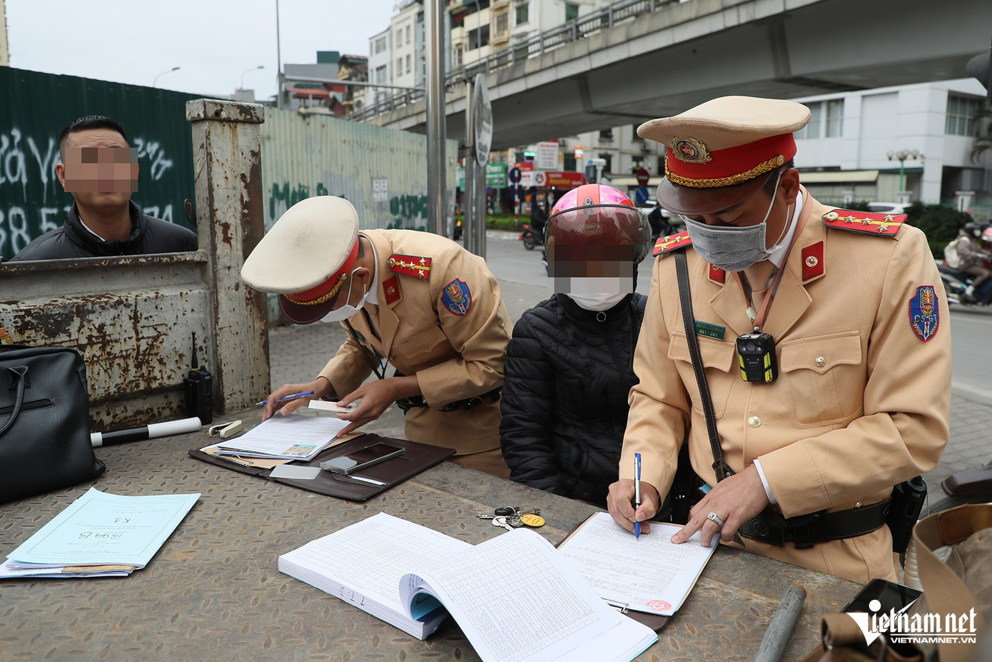 Tổ CSGT đã lập biên bản xử phạt chị Nguyễn Thị H.N. lỗi: Không chấp hành hiệu lệnh, chỉ dẫn của vạch kẻ đường. Với lỗi này, chị H.N. bị phạt 300.000 đồng.