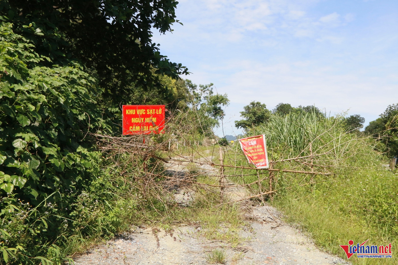 Chính quyền địa phương cắm biển để cấm người dân lại gần khu vực sạt lở