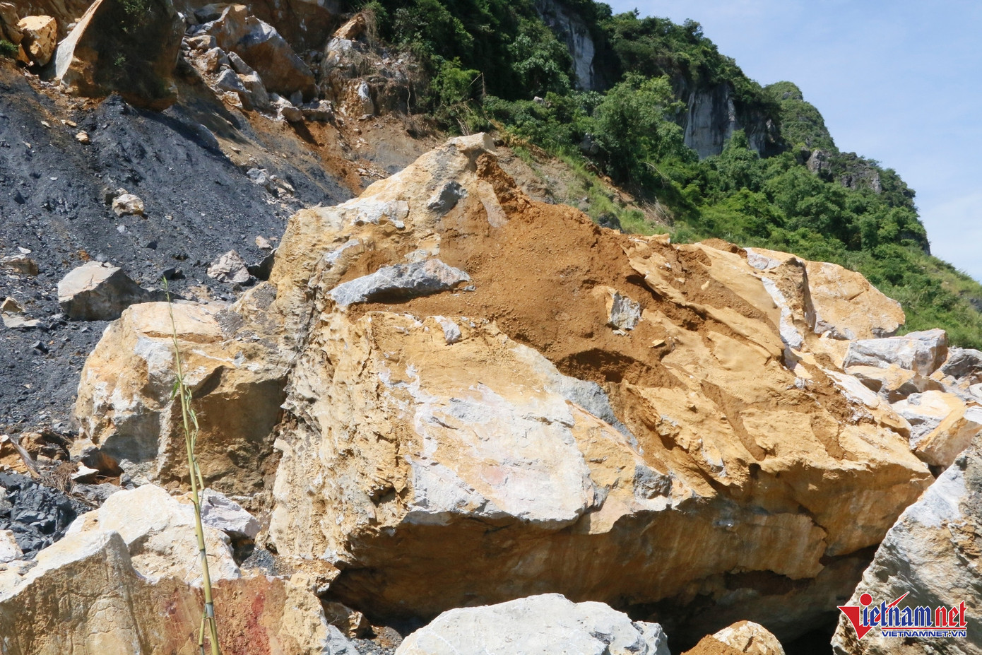 Những tảng đá sạt lở xuống nặng cả trăm tấn. Ảnh: Trần Nghị