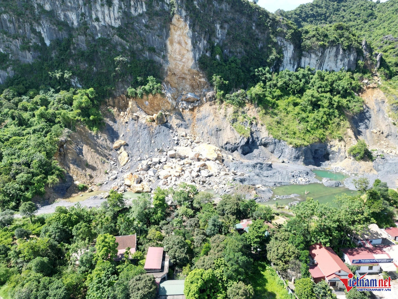 Khu vực sạt lở đá gần khu dân cư. Ảnh: Trần Nghị