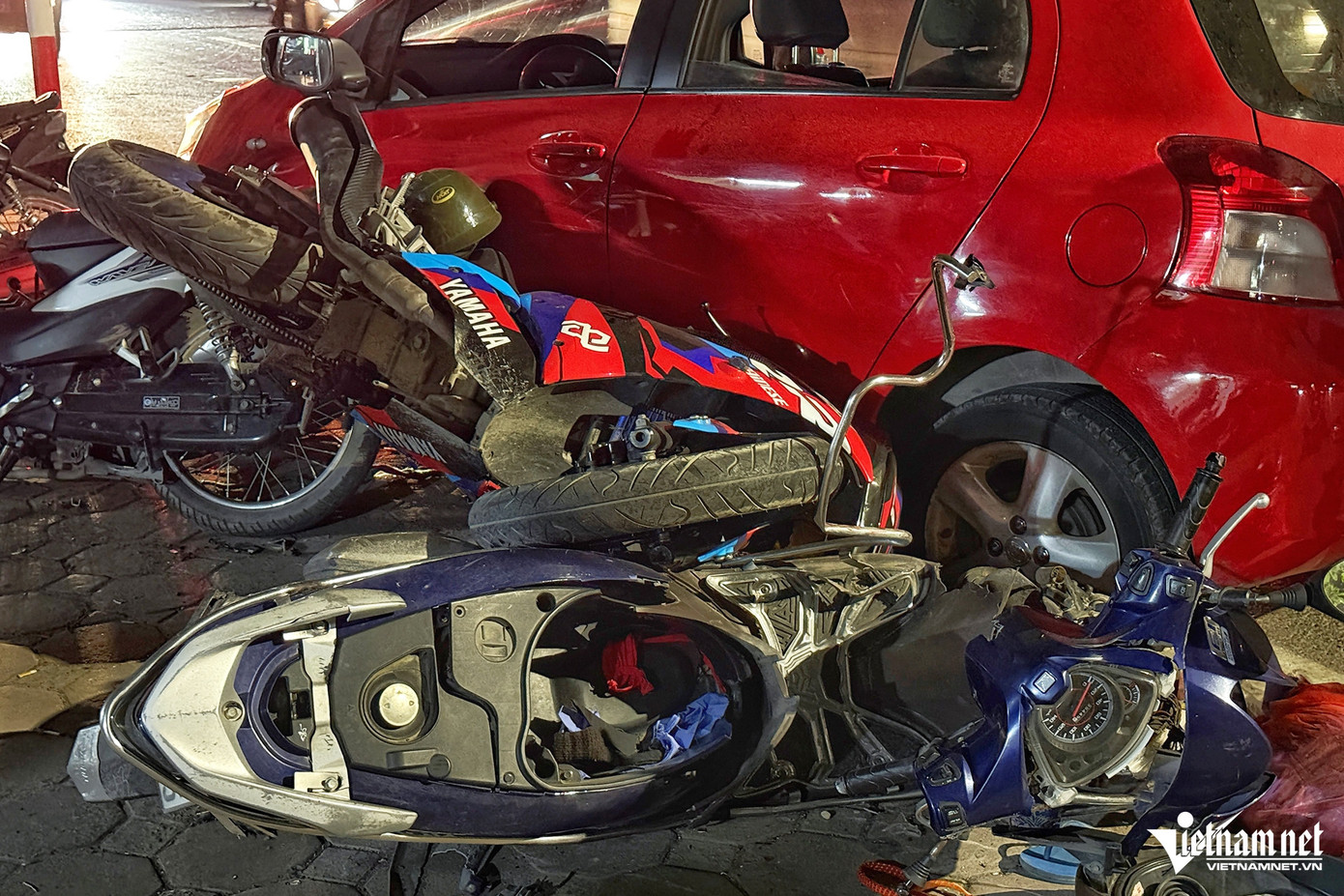 Sau đó, ô tô tiếp tục lao vào 3 xe máy đang dựng trên vỉa hè (BKS: 98E1-774.XX, 18L1- 582.XX, 34B1- 221.XX). Sau đó, ô tô tiếp tục lao vào 3 xe máy đang dựng trên vỉa hè (BKS: 98E1-774.XX, 18L1- 582.XX, 34B1- 221.XX).