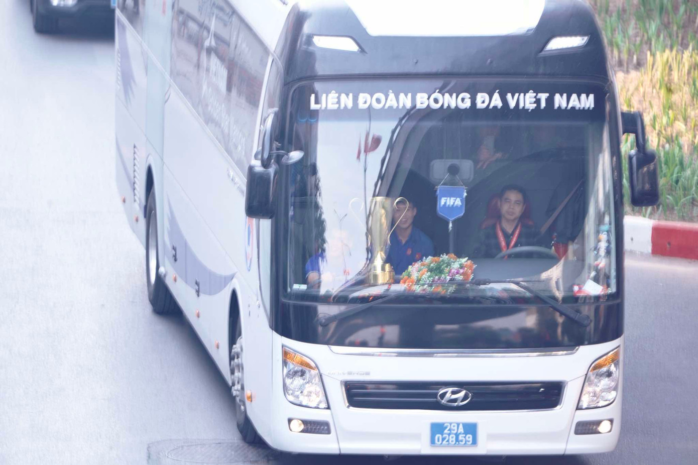 Tuyển Việt Nam ca khúc khải hoàn, người hâm mộ hân hoan chào đón ảnh 37