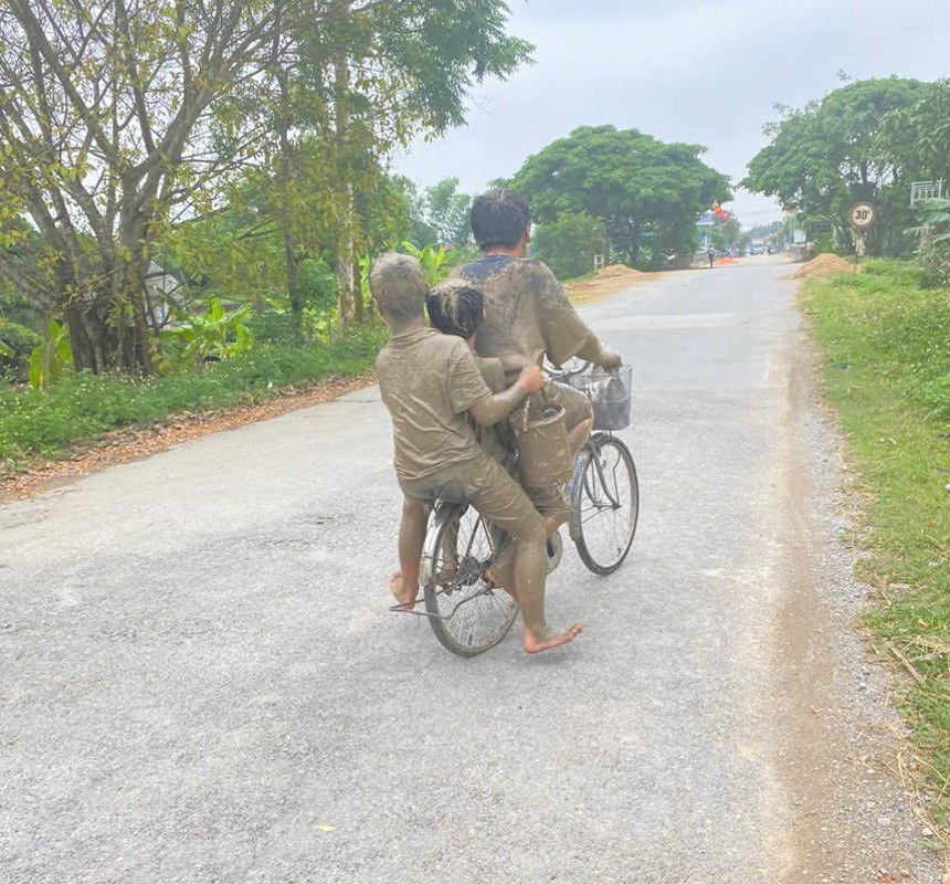 Con trai chị Xuân ngồi ở giữa. Ảnh: NVCC Con trai chị Xuân ngồi ở giữa. Ảnh: NVCC