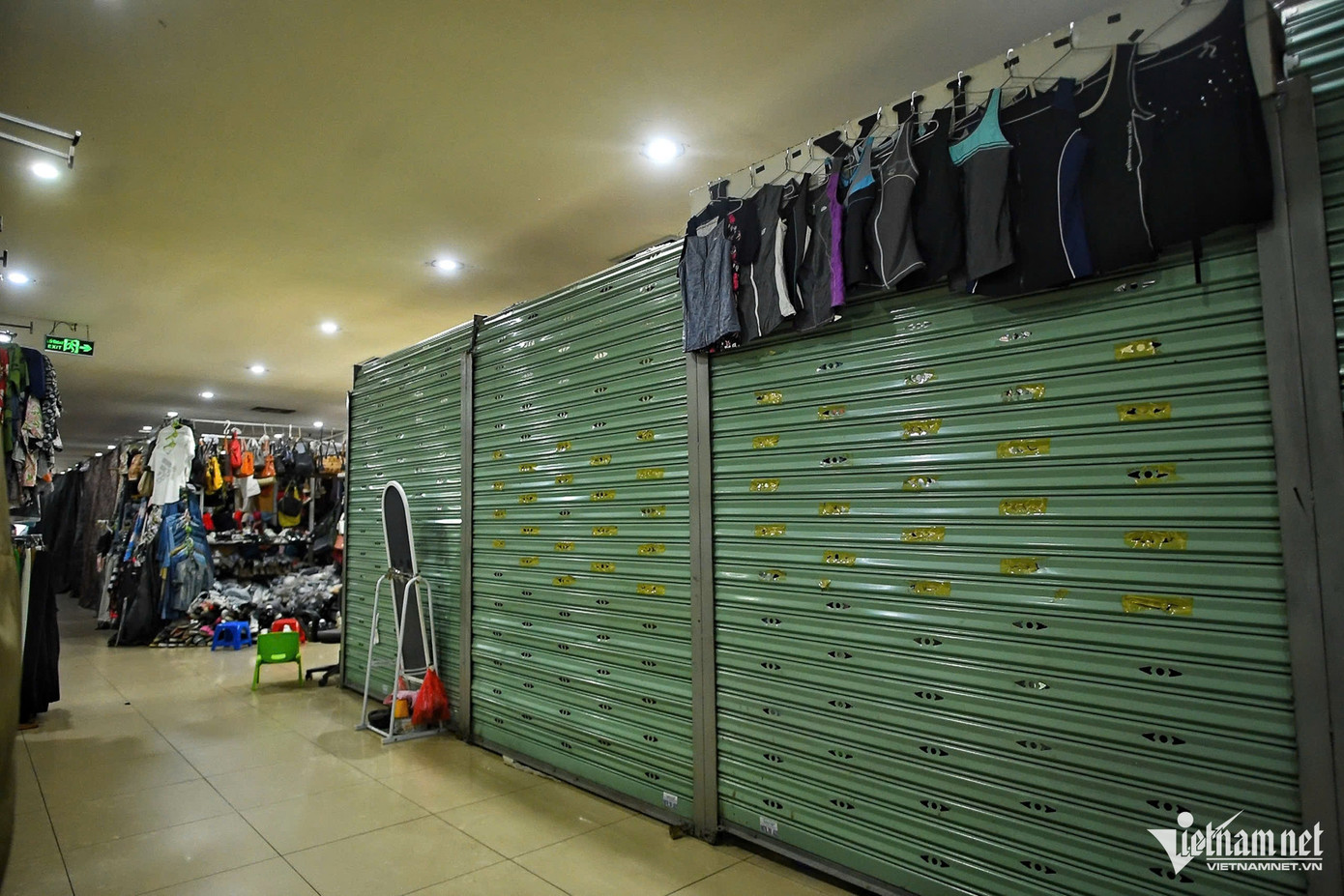 Tầng 1 khu chợ bán mặt hàng thời trang như quần áo, giày dép, đóng cửa đã mấy ngày nay. Nhân viên bảo vệ cho biết, khu này trước đây không đến nỗi vắng vẻ như hiện tại. "Thời gian gần đây, tiểu thương thường xuyên mở hàng muộn, có hôm nghỉ bán", ông nói. Tầng 1 khu chợ bán mặt hàng thời trang như quần áo, giày dép, đóng cửa đã mấy ngày nay. Nhân viên bảo vệ cho biết, khu này trước đây không đến nỗi vắng vẻ như hiện tại. "Thời gian gần đây, tiểu thương thường xuyên mở hàng muộn, có hôm nghỉ bán", ông nói.