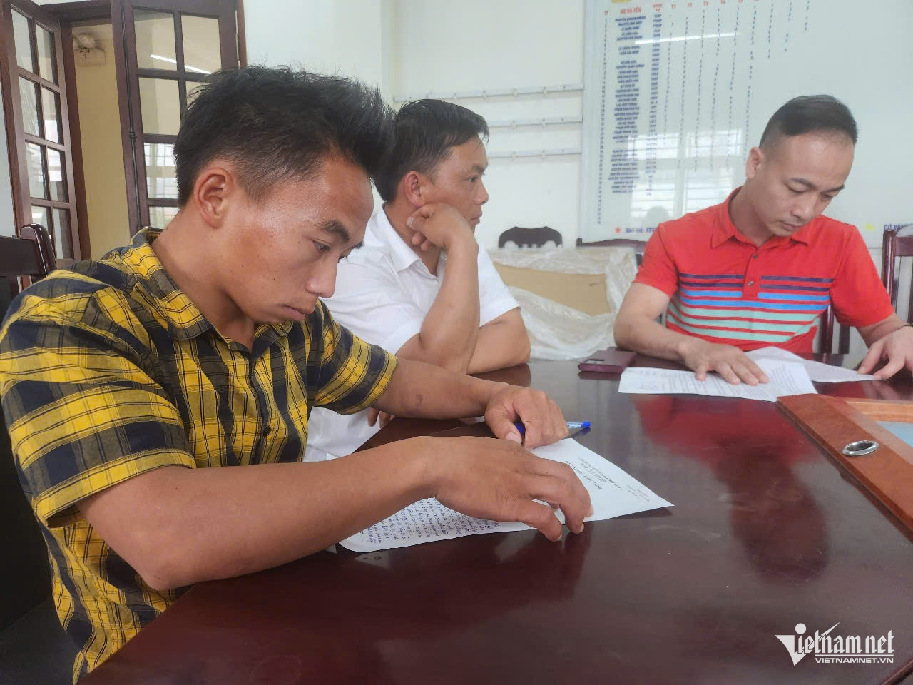 Anh Giàng Hồ (ngoài cùng) trình báo cơ quan công an.