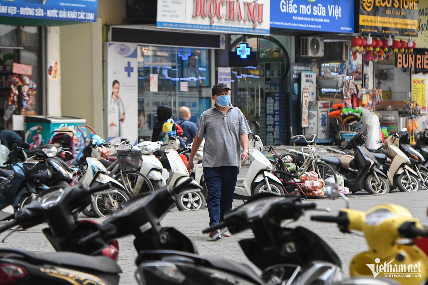 Các tòa cao ốc mọc ra nhan nhản nhưng trên thực tế diện tích các khu vui chơi cho người dân đặc biệt là trẻ em rất thiếu. Ngoài ra, tình trạng các trường học quá tải, thiếu suất của phường Hoàng Liệt cũng thường xuyên bị phản ánh.