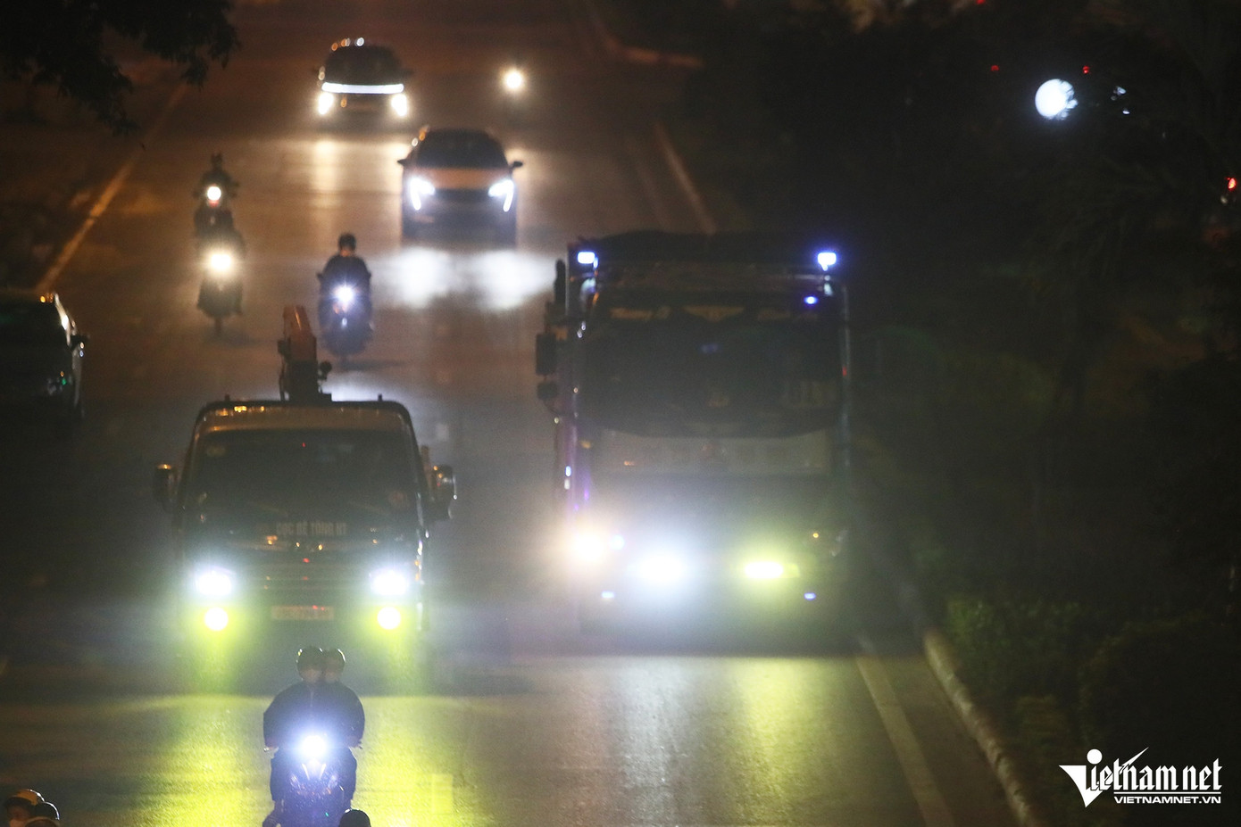 Ghi nhận trên tuyến phố Phúc La (phường Phúc La, quận Hà Đông, Hà Nội) vào thời điểm 21h ngày 3/3, dù lưu thông trong khu đông dân cư và hệ thống chiếu sáng trên đường hoạt động bình thường nhưng nhiều tài xế xe tải vẫn sử dụng các loại đèn siêu sáng. Ghi nhận trên tuyến phố Phúc La (phường Phúc La, quận Hà Đông, Hà Nội) vào thời điểm 21h ngày 3/3, dù lưu thông trong khu đông dân cư và hệ thống chiếu sáng trên đường hoạt động bình thường nhưng nhiều tài xế xe tải vẫn sử dụng các loại đèn siêu sáng.