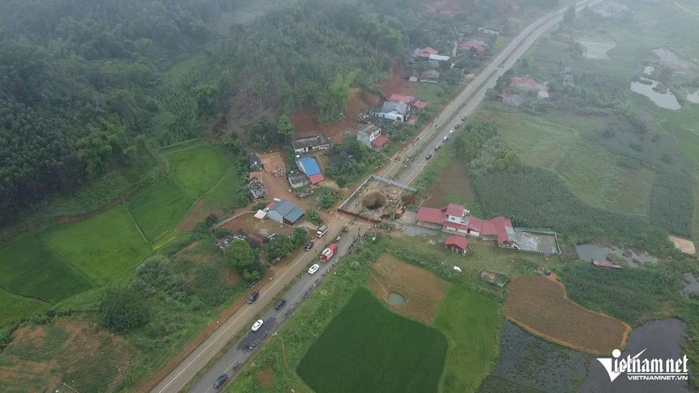 Toàn cảnh khu vực nạn nhân đi xe máy rơi 'hố tử thần’. Toàn cảnh khu vực nạn nhân đi xe máy rơi 'hố tử thần’.