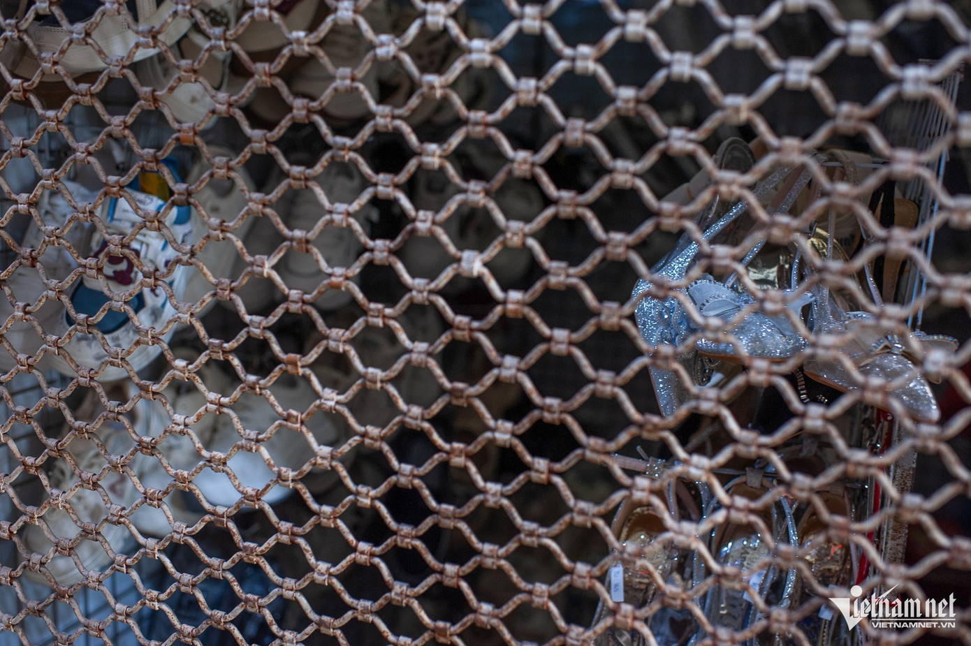 Bên trong các ki-ốt đóng cửa là nhiều loại hàng thời trang đa dạng mẫu mã. Bên trong các ki-ốt đóng cửa là nhiều loại hàng thời trang đa dạng mẫu mã.