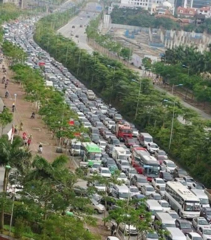 Theo ghi nhận trước đó, vào khoảng 16h đến 19h30 tối 20/6 (thứ 6), ùn tắc trên đường Võ Chí Công được hệ thống Google maps đo được kéo dài khoảng 2,5km từ nút giao phố Xuân Đỉnh đi nút giao cầu Nhật Tân.