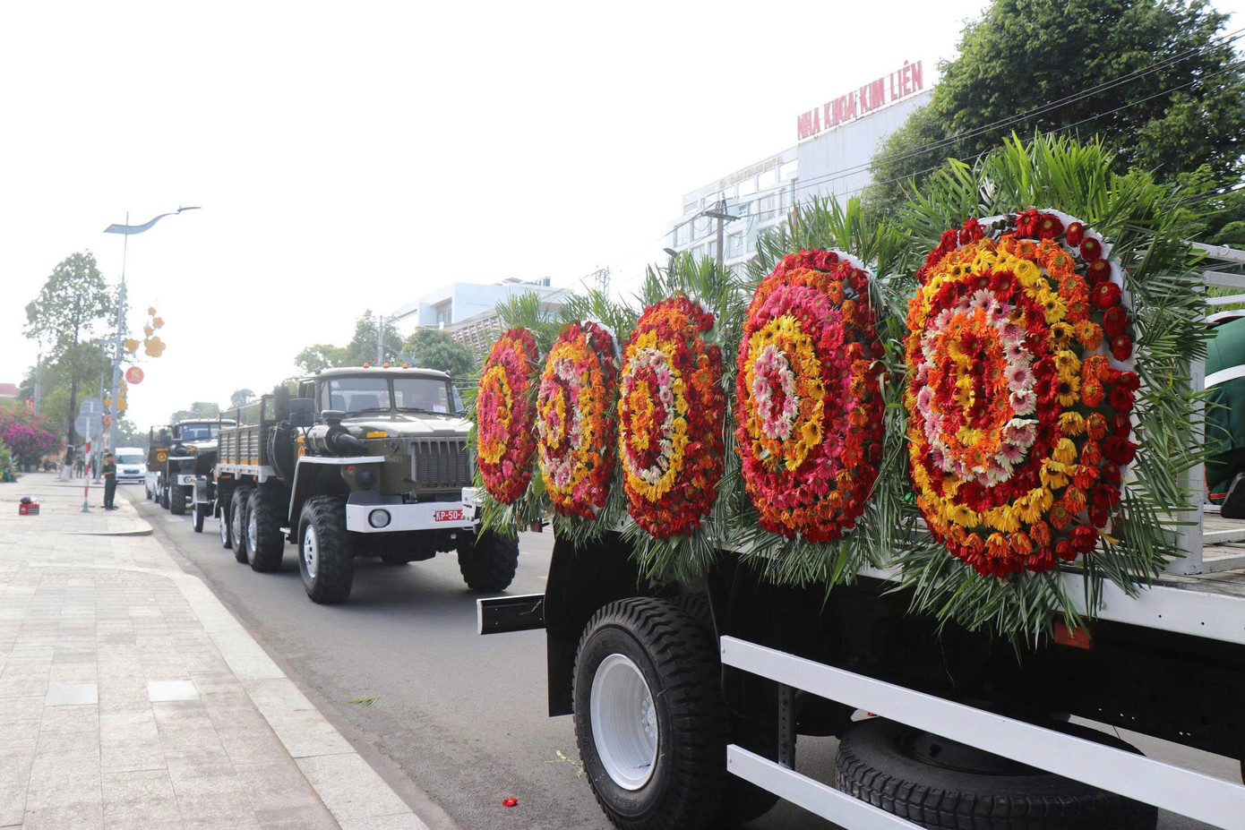 Đưa linh cữu nguyên Chủ tịch nước Trần Đức Lương rời Hà Nội về Quảng Ngãi ảnh 54