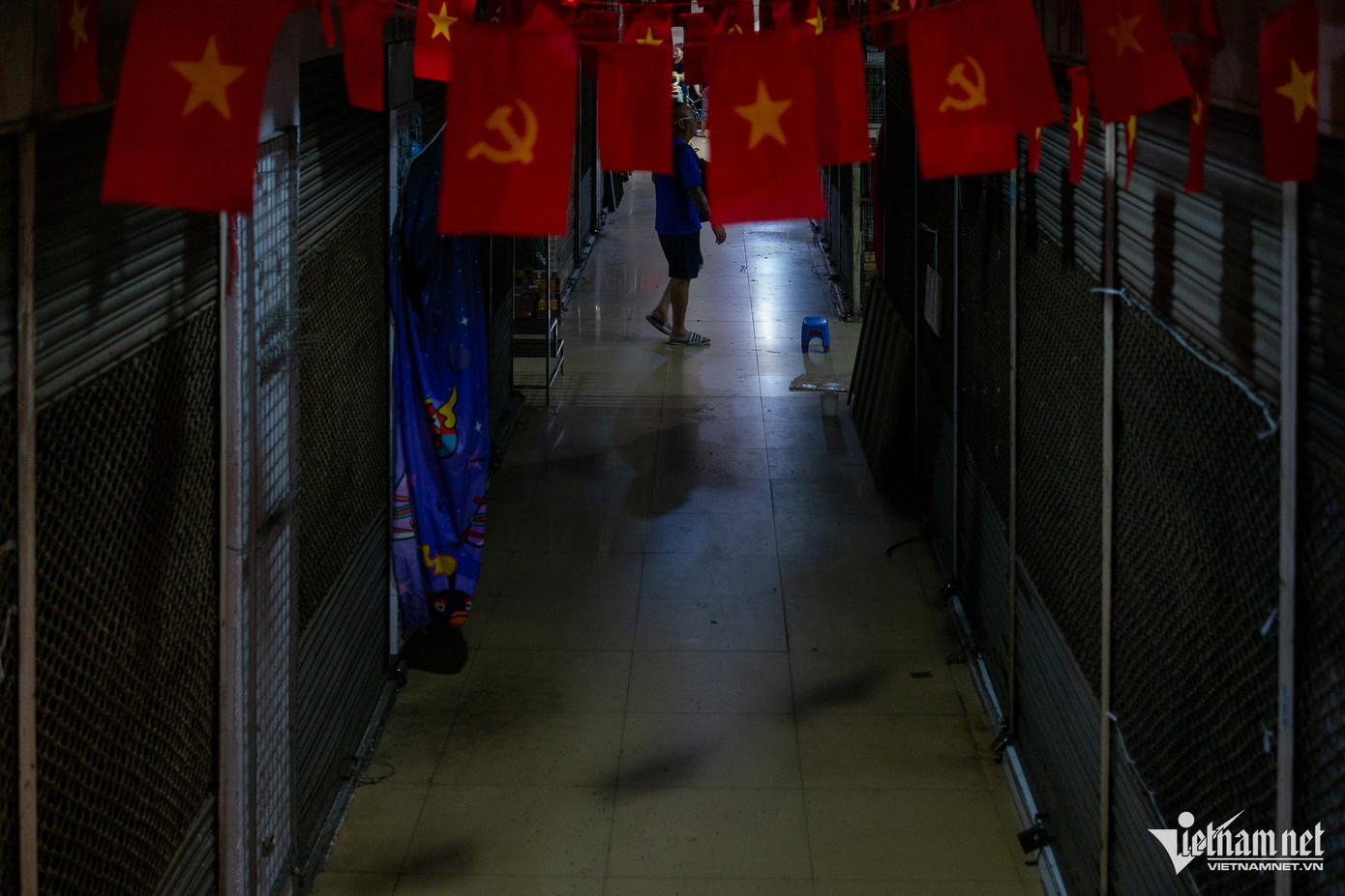 Đa số gian hàng đóng cửa, nghỉ bán mấy ngày qua nằm tại khu vực tầng 1 và lác đác tại tầng 2 và 3. Nhiều khu vực bên trong chợ vắng lặng lạ thường. Đa số gian hàng đóng cửa, nghỉ bán mấy ngày qua nằm tại khu vực tầng 1 và lác đác tại tầng 2 và 3. Nhiều khu vực bên trong chợ vắng lặng lạ thường.