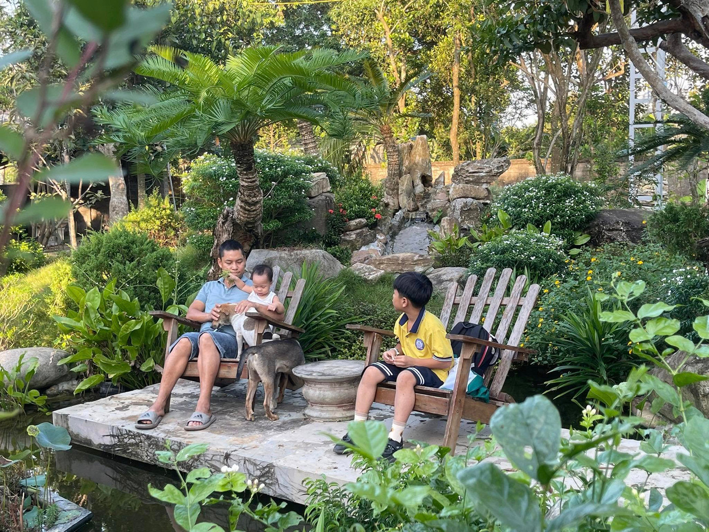 Vợ chồng chị Mai cải tạo lại không gian sống để tạo chốn thư giãn mơ ước, thỉnh thoảng đón bạn bè từ thành phố về chơi và kết hợp làm kinh tế