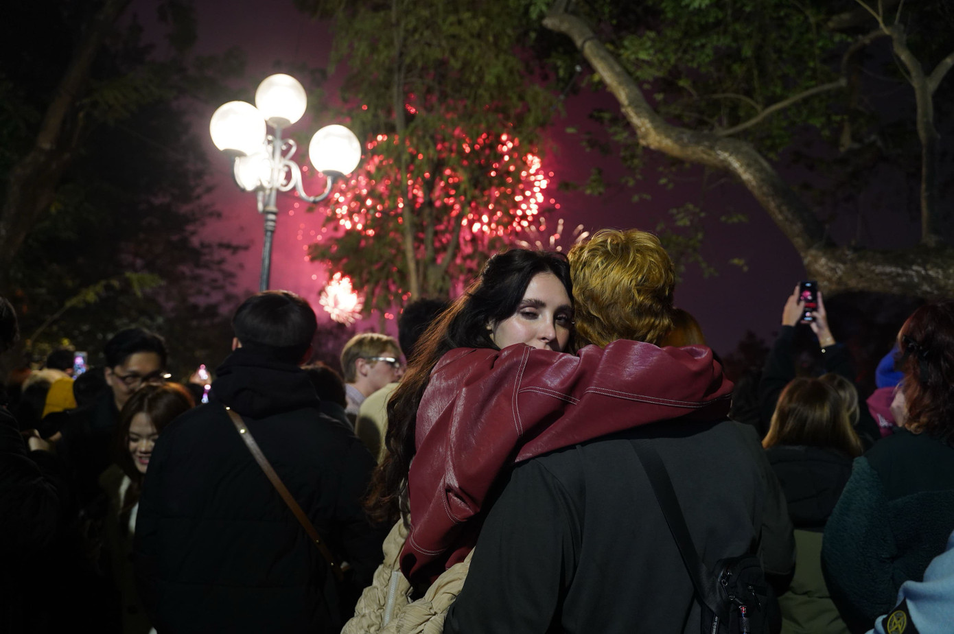 Pháo hoa rực sáng đón năm mới Ất Tỵ an lành, thịnh vượng ảnh 183 Pháo hoa rực sáng đón năm mới Ất Tỵ an lành, thịnh vượng ảnh 183