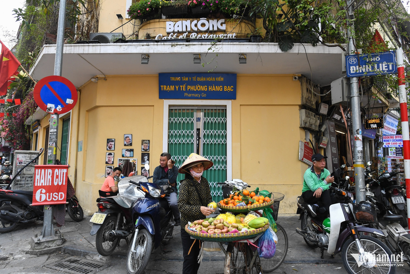 Lượng người đổ về đông đúc, khu vực vỉa hè các con phố thuộc phường này thường xuyên được sử dụng để bày bán hàng, để xe...