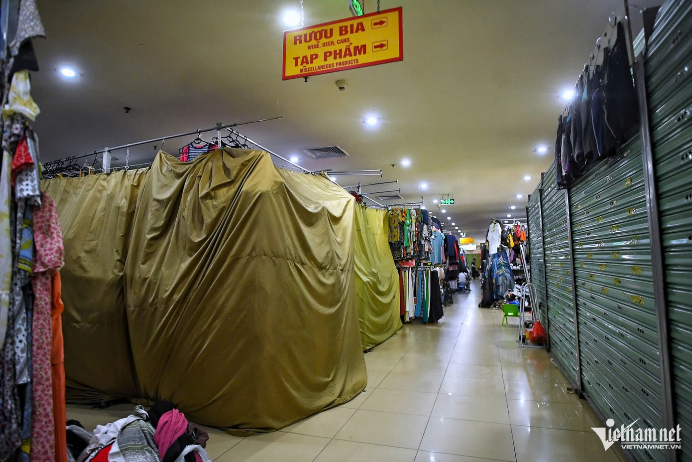 Nhiều khu chợ ở Hà Nội bỗng dưng im ắng khác thường. Rất nhiều gian hàng đóng kín cửa hoặc được căng vải bạt che chắn. Lượng khách ra vào ít ỏi, lác đác vài ba lượt. Ghi nhận của VietNamNet trong ngày 2/6 tại chợ Hàng Da (quận Hoàn Kiếm). Nhiều khu chợ ở Hà Nội bỗng dưng im ắng khác thường. Rất nhiều gian hàng đóng kín cửa hoặc được căng vải bạt che chắn. Lượng khách ra vào ít ỏi, lác đác vài ba lượt. Ghi nhận của VietNamNet trong ngày 2/6 tại chợ Hàng Da (quận Hoàn Kiếm).