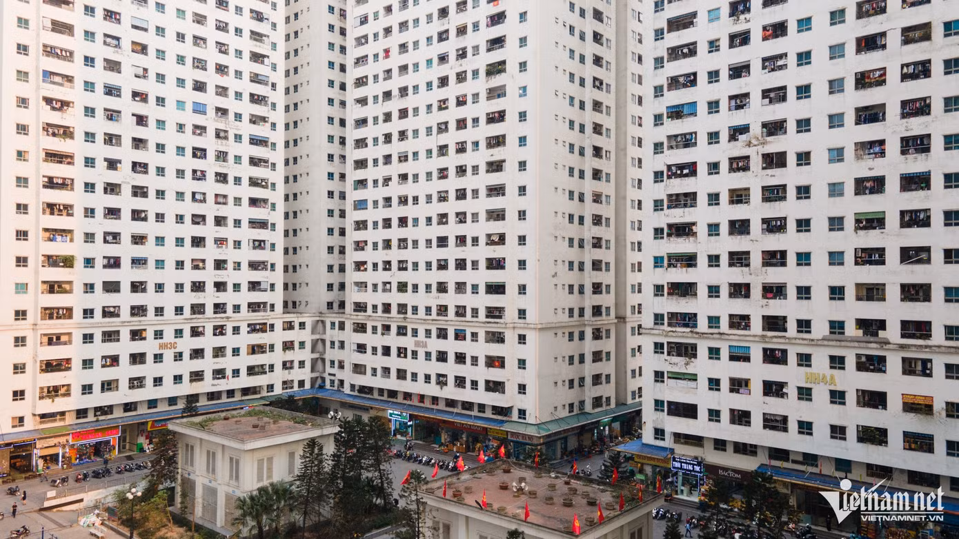 Nổi cộm nhất phải nhắc tới chung cư HH Linh Đàm, nơi có khoảng 10.000 căn hộ và hơn 40.000 cư dân sinh sống. Nổi cộm nhất phải nhắc tới chung cư HH Linh Đàm, nơi có khoảng 10.000 căn hộ và hơn 40.000 cư dân sinh sống.