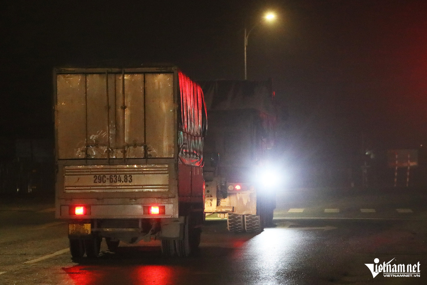 Không chỉ lắp đèn led siêu sáng ở phía trước đầu xe, có tài xế còn lắp ở hông xe để rọi ngược về phía sau. Không chỉ lắp đèn led siêu sáng ở phía trước đầu xe, có tài xế còn lắp ở hông xe để rọi ngược về phía sau.