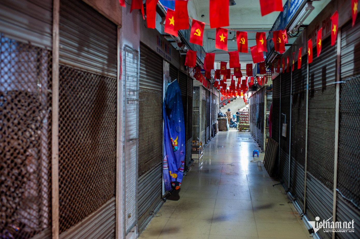 Cùng thời điểm này, tại chợ Đồng Xuân (quận Hoàn Kiếm), cảnh các gian hàng, ki-ốt đóng kín cửa cũng diễn ra hàng loạt. Cùng thời điểm này, tại chợ Đồng Xuân (quận Hoàn Kiếm), cảnh các gian hàng, ki-ốt đóng kín cửa cũng diễn ra hàng loạt.