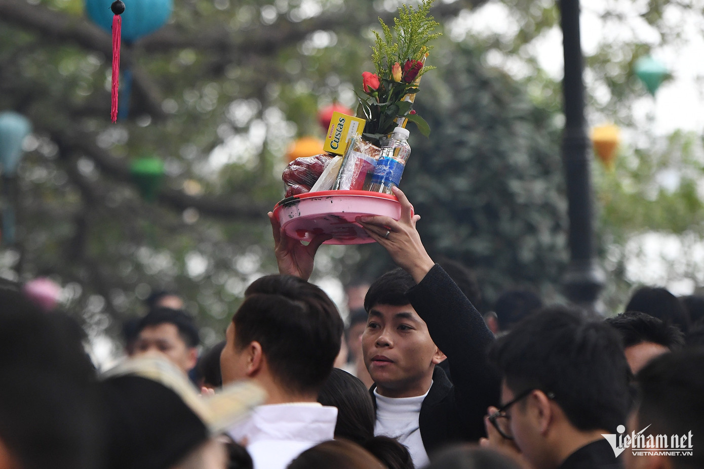 Để tìm được một chỗ trống len vào trong đền đối với nhiều người là rất khó, thậm chí vị trí đặt mâm lễ cũng không có.