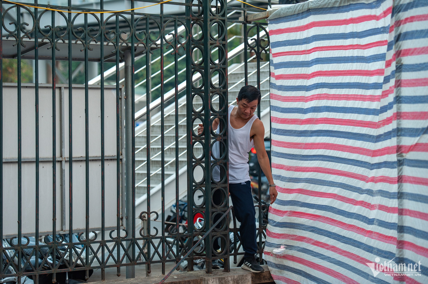 Trong khi đó, cổng phía đường Nguyễn Văn Huyên khóa kín. Cảnh người dân chui rào vào trong diễn ra phổ biến. Một người đàn ông cho biết, tập thể dục tại công viên rất bụi bặm và nguy hiểm nhưng quanh đây không còn chỗ nào khác để làm việc này. Trong khi đó, cổng phía đường Nguyễn Văn Huyên khóa kín. Cảnh người dân chui rào vào trong diễn ra phổ biến. Một người đàn ông cho biết, tập thể dục tại công viên rất bụi bặm và nguy hiểm nhưng quanh đây không còn chỗ nào khác để làm việc này.