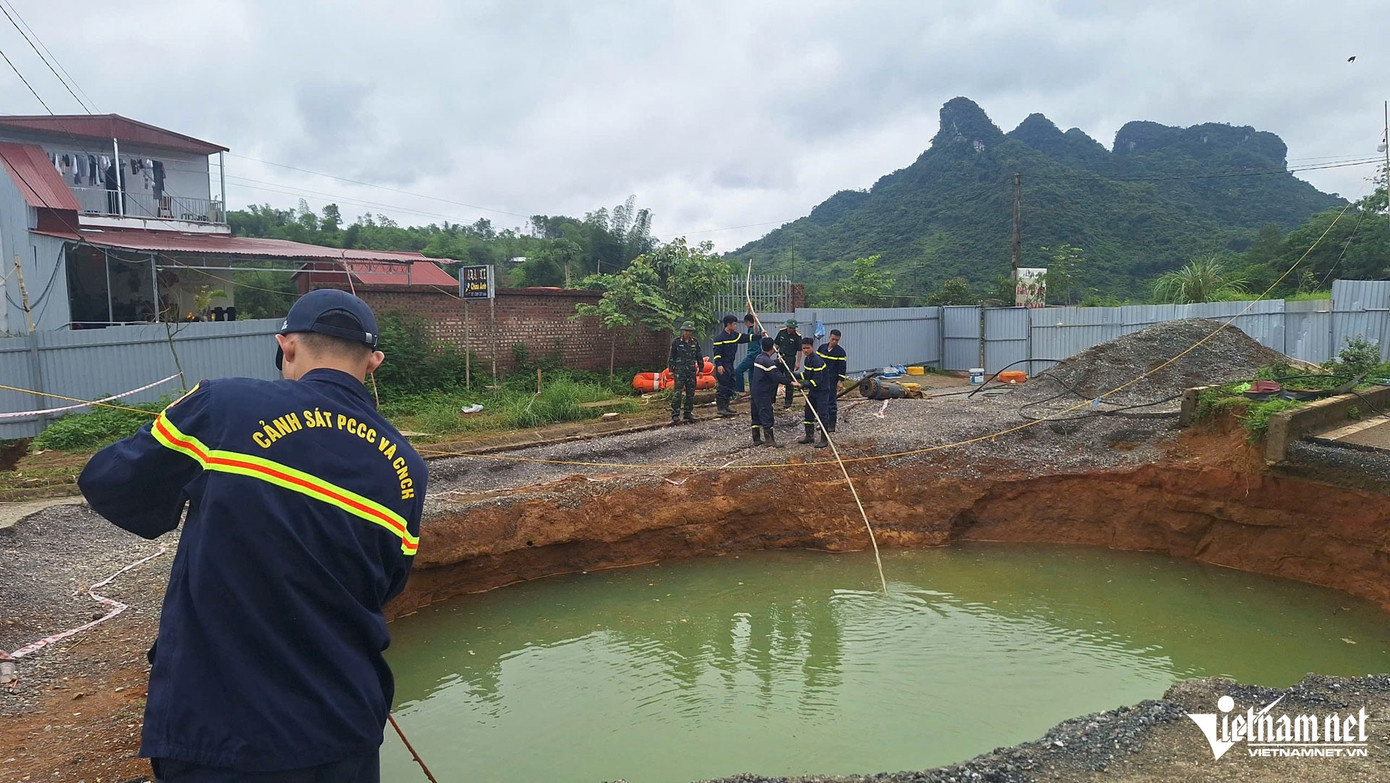 Lực lượng chức năng đang nỗ lực tìm kiếm nạn nhân.