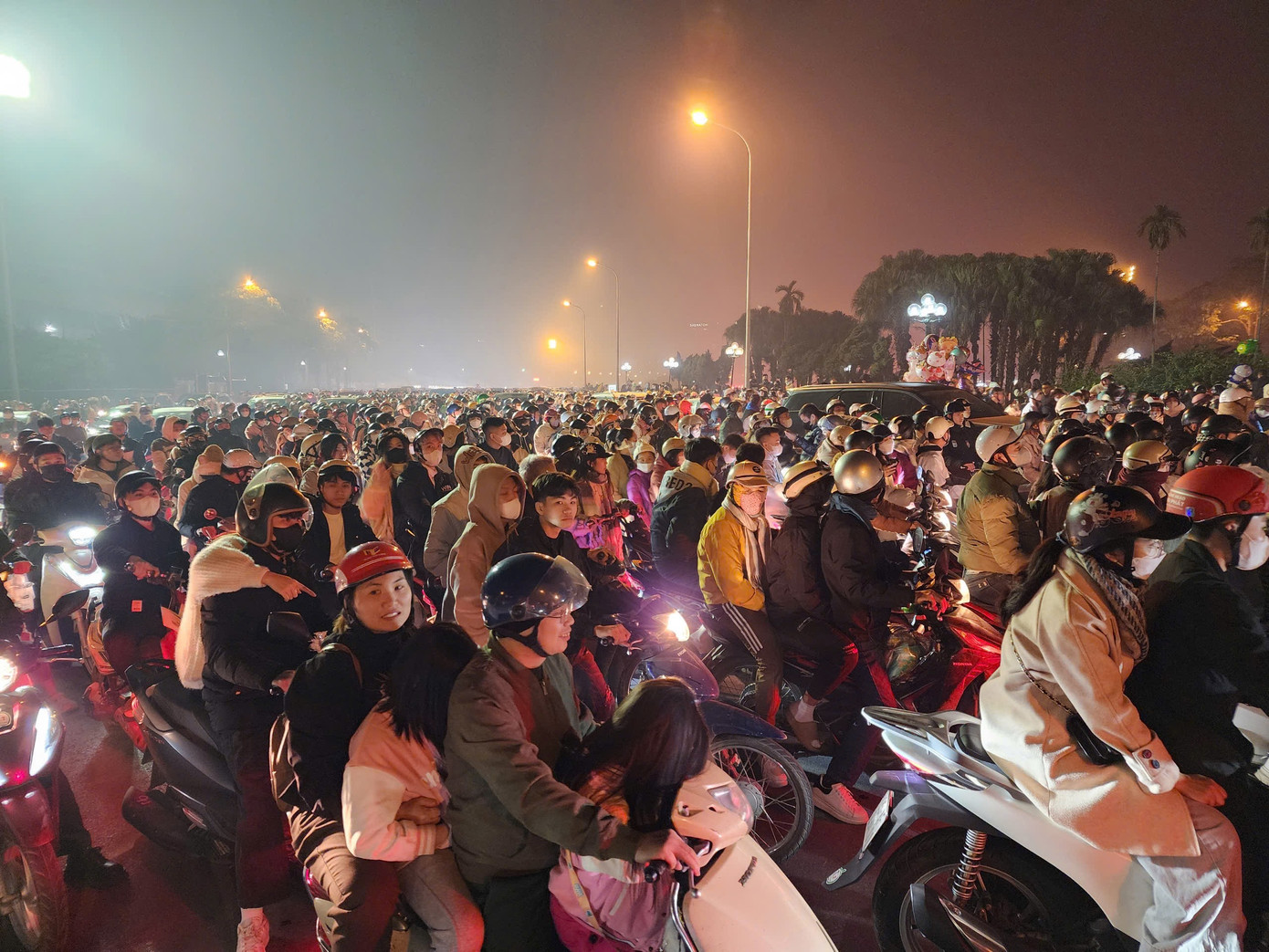 Rực rỡ pháo hoa đón năm mới 2025 ảnh 117 Rực rỡ pháo hoa đón năm mới 2025 ảnh 117