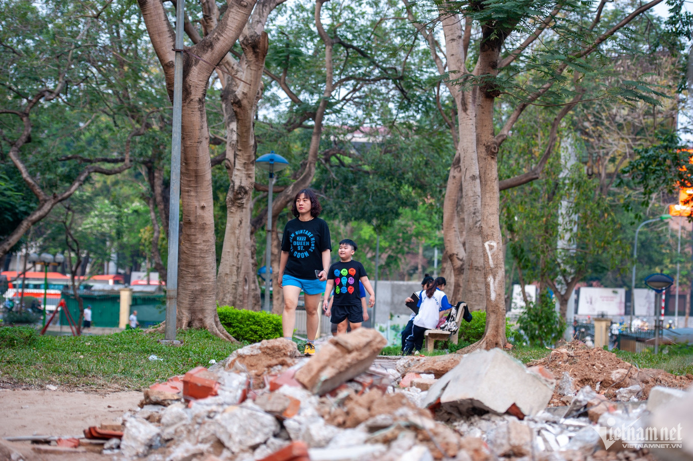 Rộng 4,2ha, Nghĩa Đô là một trong những công viên lớn của Hà Nội, sau nhiều năm sử dụng các hạng mục hạ tầng kỹ thuật đã xuống cấp. Thời điểm này máy móc hạng nặng và vật liệu nằm ngổn ngang khắp bên trong. Rộng 4,2ha, Nghĩa Đô là một trong những công viên lớn của Hà Nội, sau nhiều năm sử dụng các hạng mục hạ tầng kỹ thuật đã xuống cấp. Thời điểm này máy móc hạng nặng và vật liệu nằm ngổn ngang khắp bên trong.